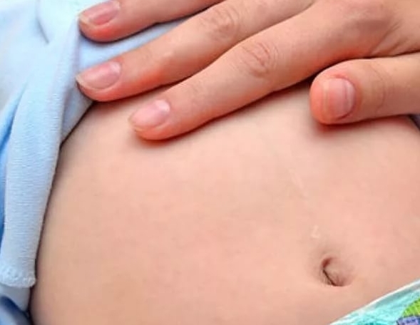 Почему у грудничка при кормлении урчит и бурлит в животе