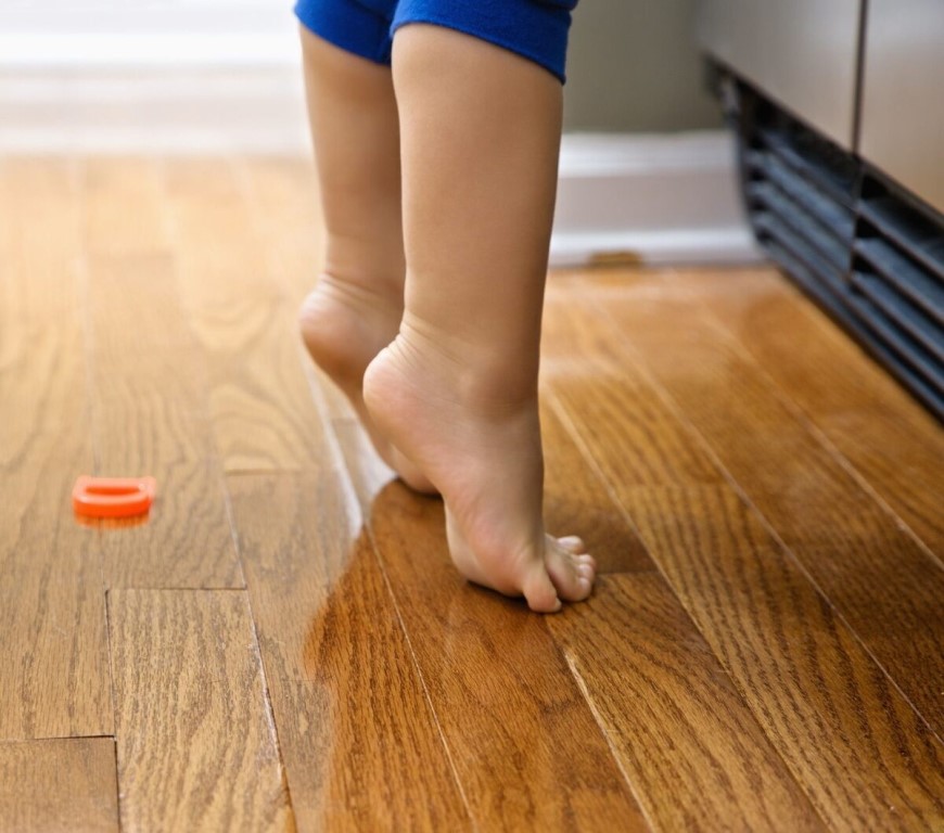 Почему ребенок ходит на цыпочках: основные причины и что делать родителям