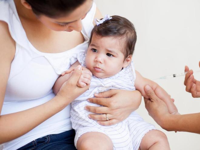 Можно ли мыть малыша после прививки