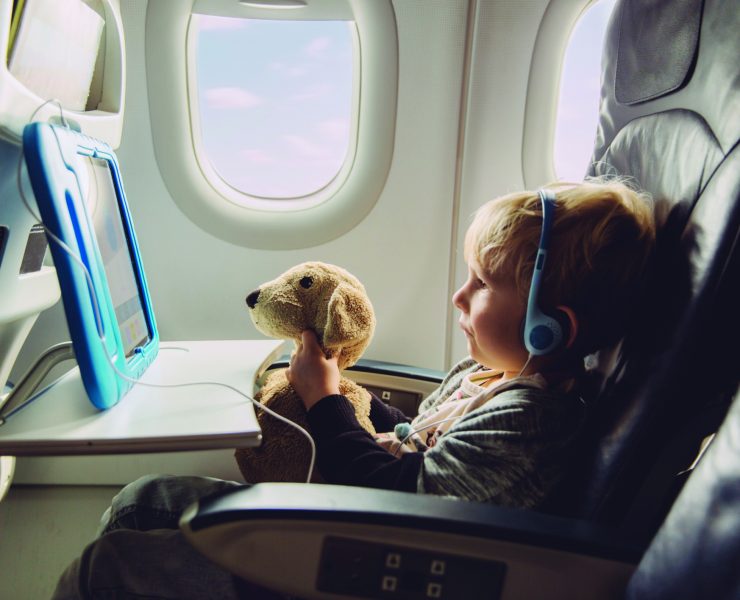 Какие места в самолете выбрать, если вы летите с ребенком