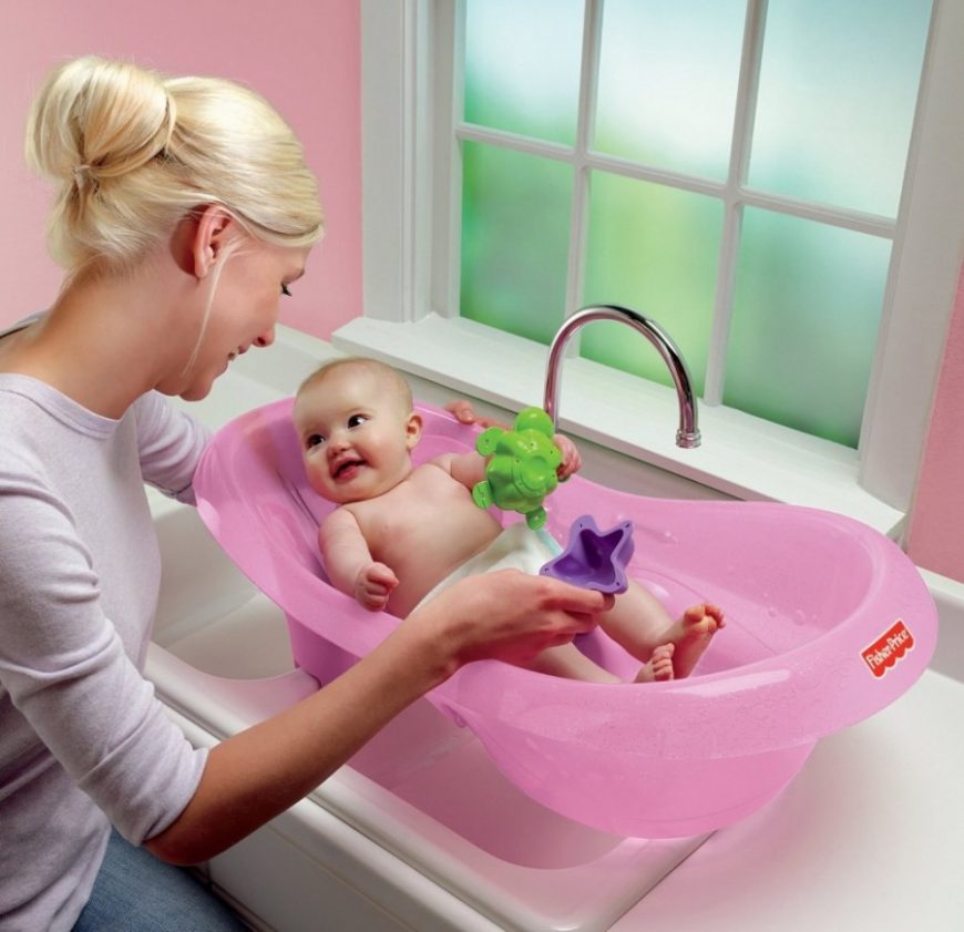 Ванночка для купания новорожденных. какую купить можно, а какую нельзя ни в коем случае
