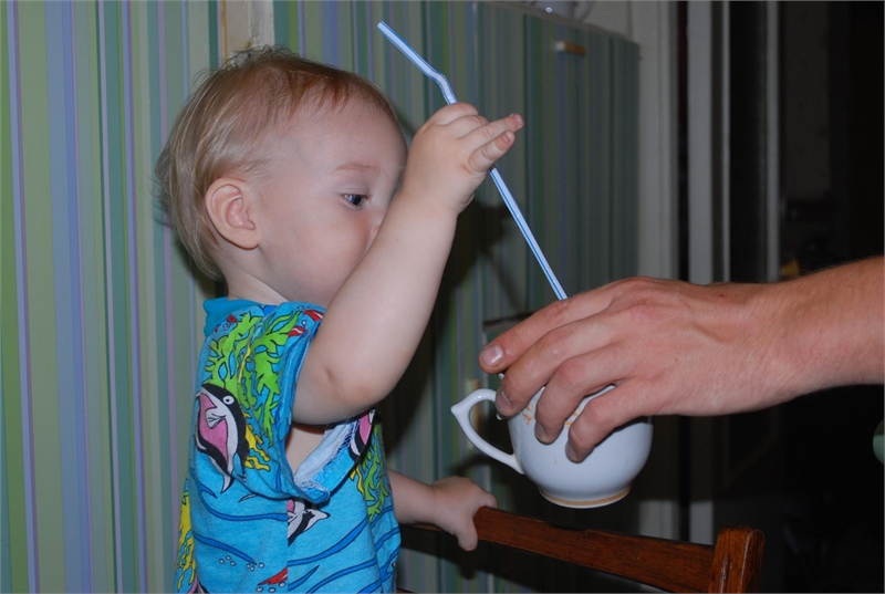 Как научить ребенка пить из кружки: советы и рекомендации