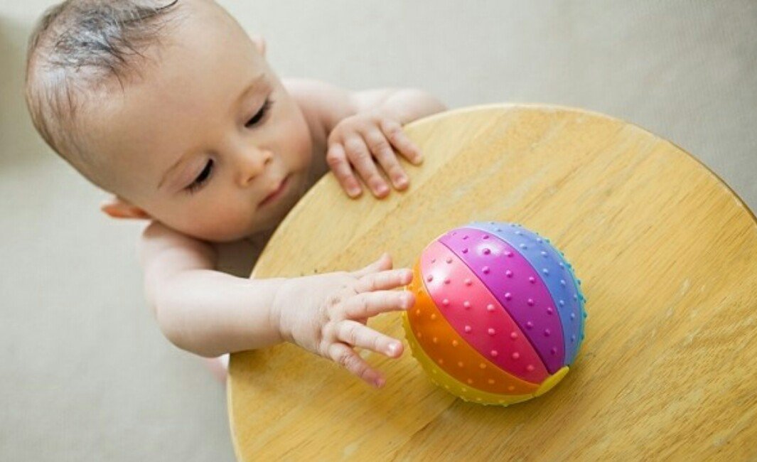 Развитие ребенка в 10 месяцев - что умеет, сон и питание, игры