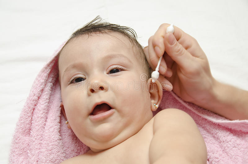 Как правильно чистить ребенку уши от серы