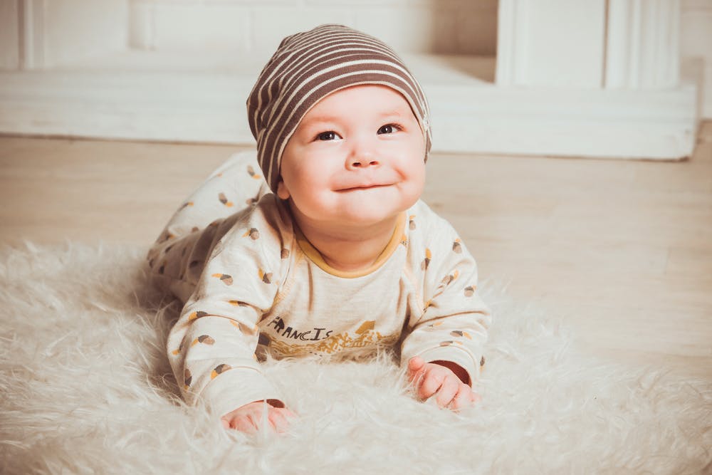 Когда ребенок начинает улыбаться? | любящая мама