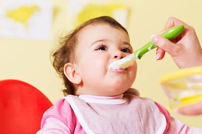 Чем лечить запор у ребенка после введения прикорма?