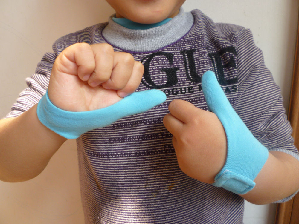Сосание пальца и соски – безобидная детская привычка или вред для здоровья зубов?