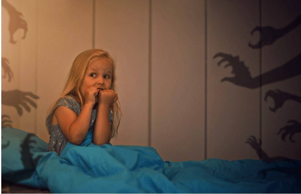 Ребенок боится темноты. во что поиграть, чтобы избавиться от страха?