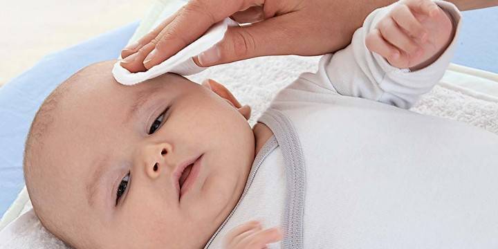 Правильный уход за глазами новорожденного и ушами