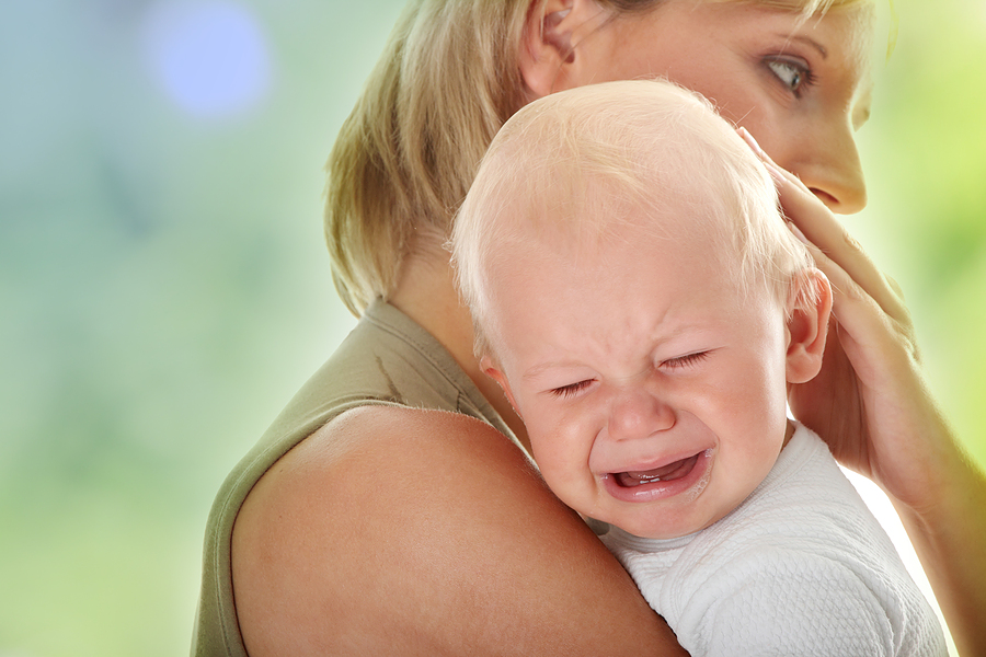 Почему ребенок плачет и что с этим делать маме