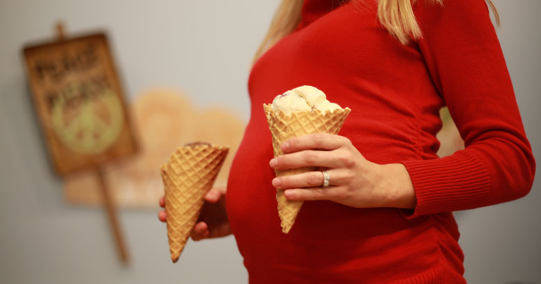 Можно ли мороженое кормящей маме, разрешен ли пломбир после родов в первый месяц при грудном вскармливании новорожденного, кому нельзя мороженое при гв