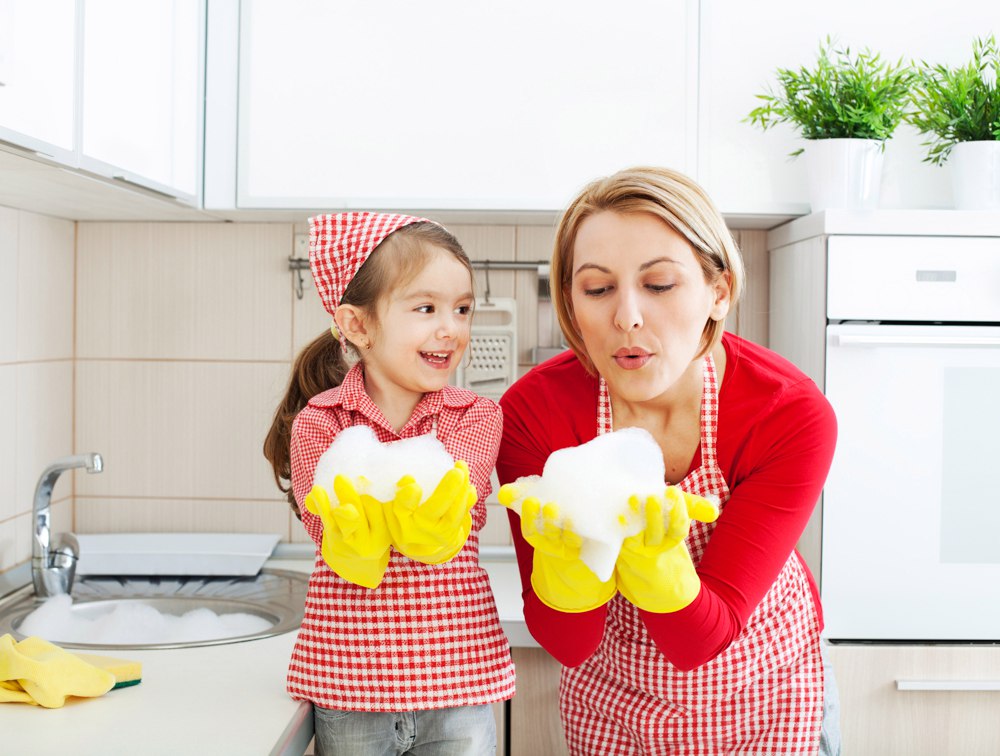 Как приучить ребенка помогать по дому: 9 простых советов