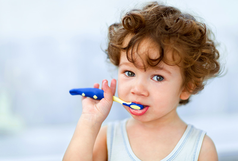 Учим ребёнка чистить зубы