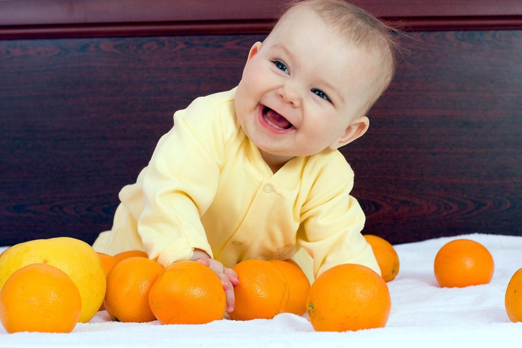 С какого возраста можно давать ребенку мандарины, скрытые опасности и противопоказания