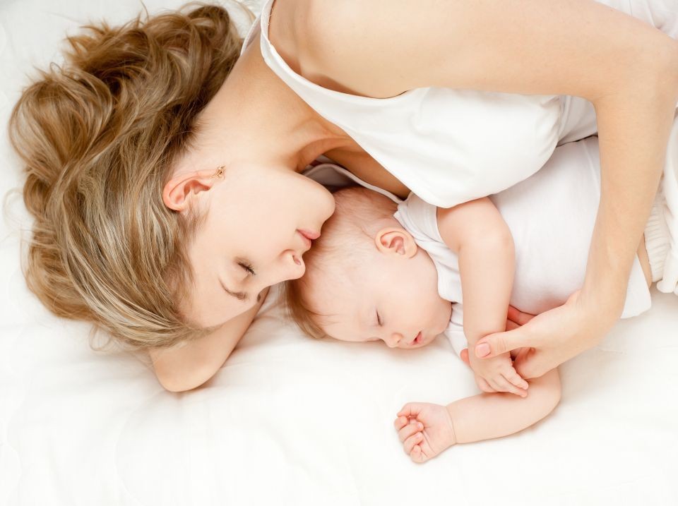 Спать с ребенком — вместе или врозь: плюсы, минусы, советы.