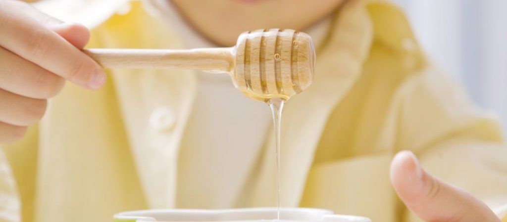 Можно ли детям мёд и другие продукты пчеловодства? с какого возраста, и какой мёд можно употреблять детям