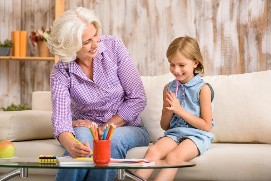 С какого возраста можно оставлять ребенка с бабушкой или няней?