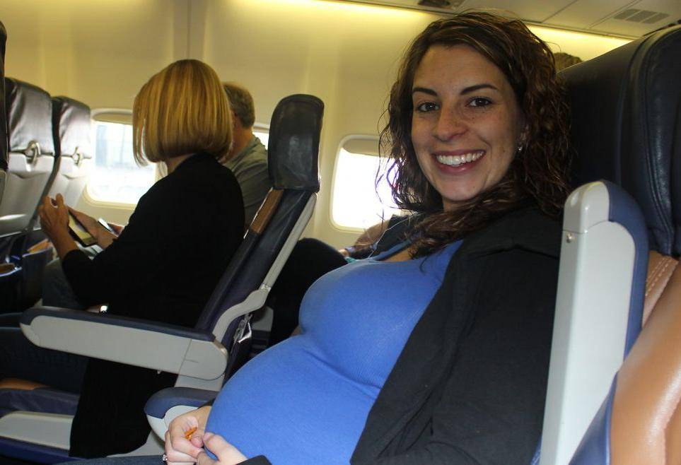 Перелеты во время беременности: можно ли летать на самолете беременным женщинам