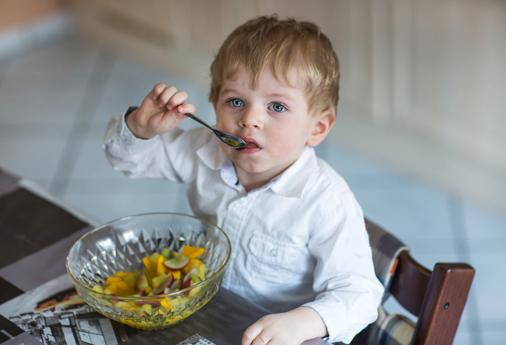 Как научить ребенка жевать твердую пищу? как приучить есть и когда можно давать, если он давится при кормлении, советы комаровского