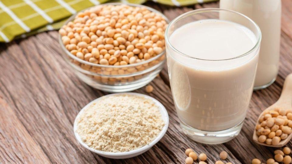 Соевое молоко: состав и калорийность продукта, его полезность при грудном вскармливании