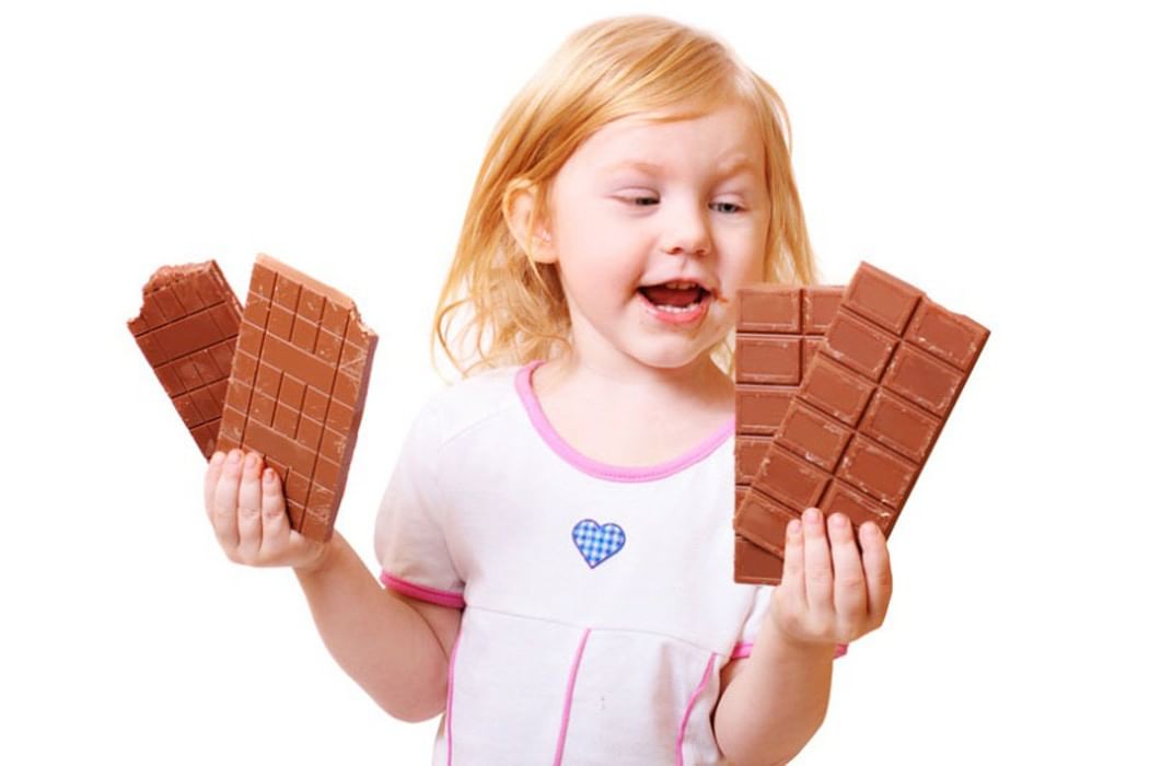 Шоколадки кушаем. Сладости для детей. Шоколадки для детей. Дети и сладкое.