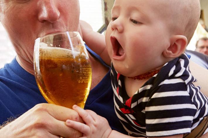 Можно ли кормящей маме алкогольное и безалкогольное пиво и как оно влияет на мать и младенца на грудном вскармливании