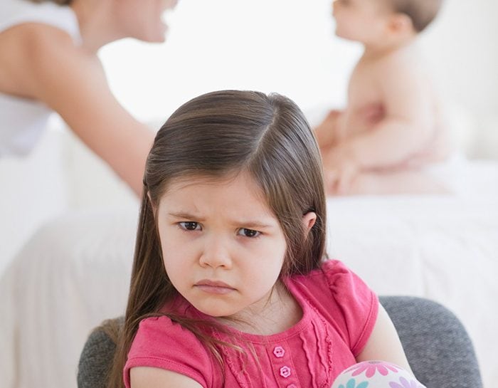 10 способов преодолеть ревность старшего ребенка к младшему