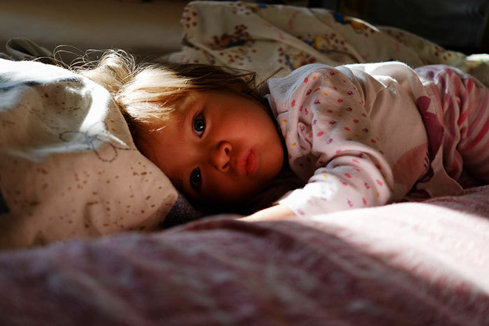 Ребенок просыпается с плачем — в чем причина | parents