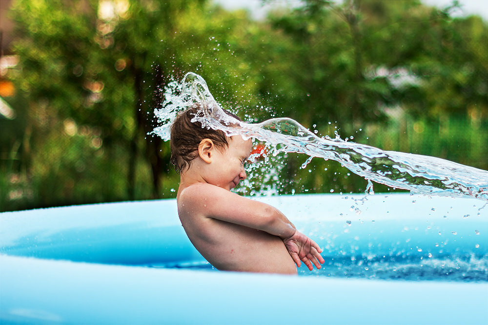 Почему ребенок боится купаться? Как «подружить» ребенка с водой?