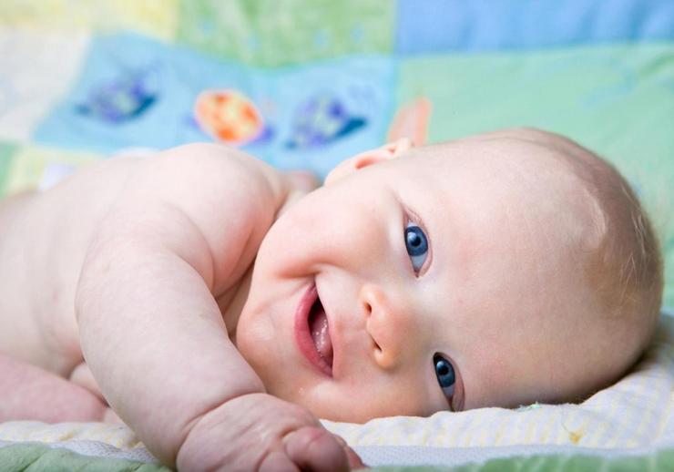 Когда малыши начинают осознанно улыбаться и агукать?