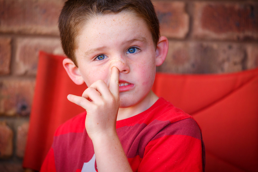 Как отучить ребенка ковыряться в носу: 10 действенных советов