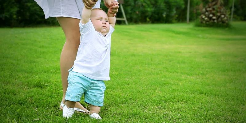 Как научить ребенка ходить