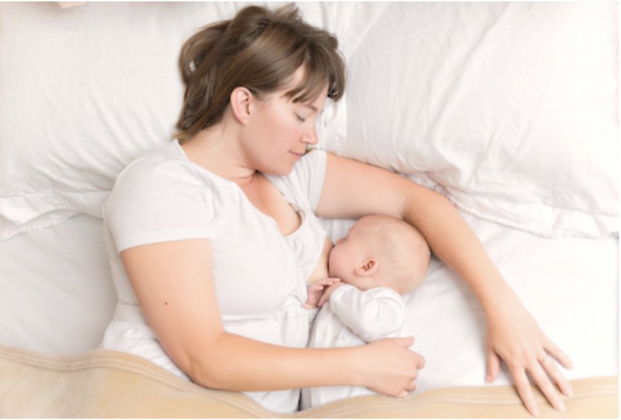 Укачивать ли ребенка перед сном: до какого возраста можно укачивать