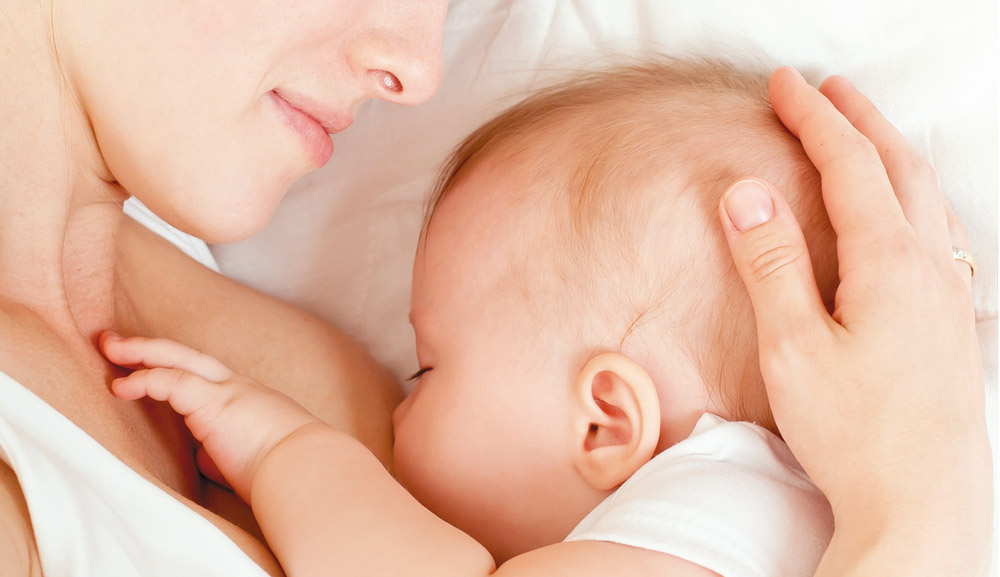 Почему плачет ребенок во время кормления грудью