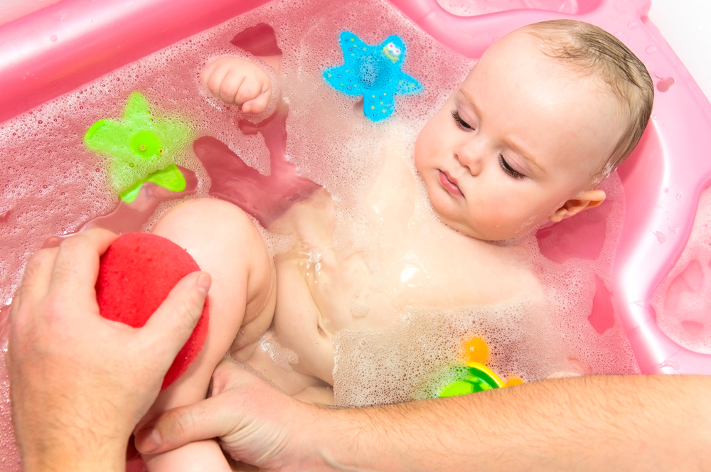 Как правильно купать новорожденных детей