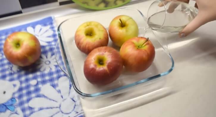 Печеные яблоки для детей: рецепт в духовке и микроволновке