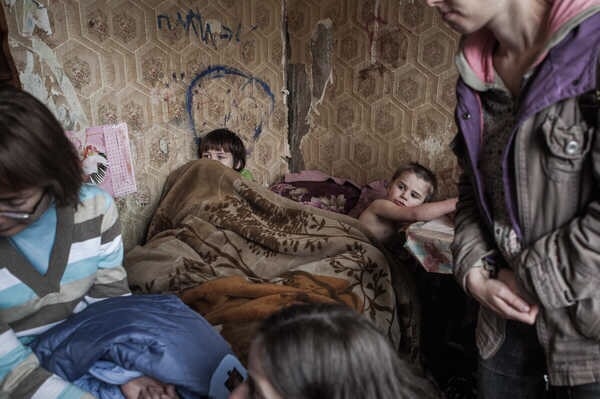 Многодетную мать заставили отдать детей в социальный центр из-за беспорядка в квартире - rt на русском