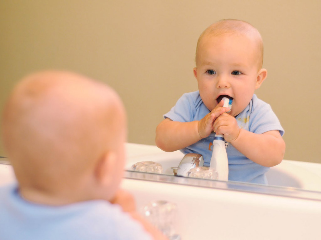 Когда начинать чистить зубы ребенку? правильным ли решением будет - начинать чистить зубы малышу как можно раньше - автор екатерина данилова - журнал женское мнение