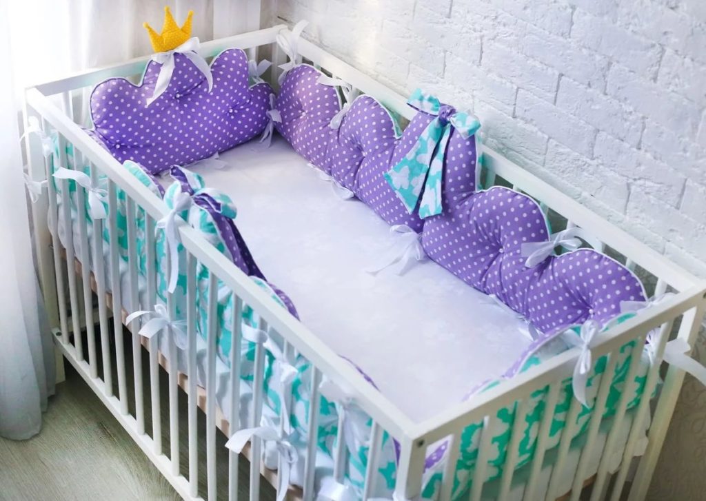 Бортики в детскую кроватку: как выбирать защитные барьеры и подушки на кровать для детей? мягкий съемный ограничитель от падения