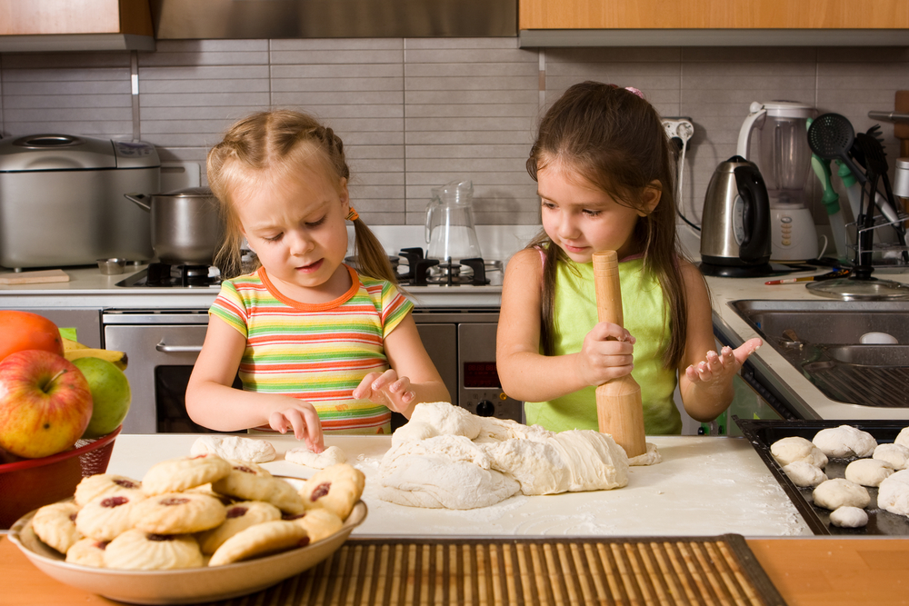 Чем занять ребенка на кухне?
