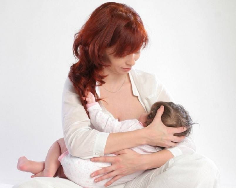Позы для кормления грудью ребёнка (большой или маленькой, лёжа и пр) + фото