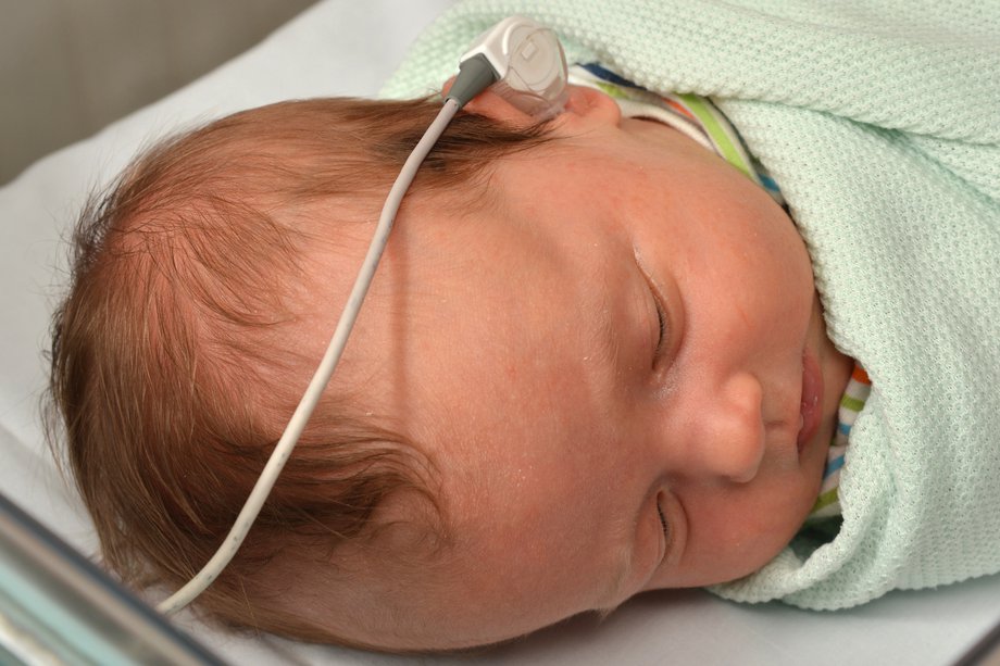 Слух у новорожденного: как определить что ребенок слышит, проверка в домашних условиях и в больнице