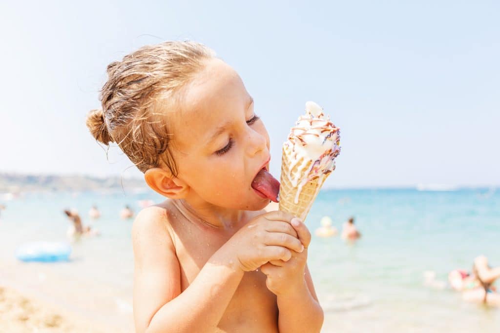 С какого возраста можно давать ребенку мороженое: со скольки лет давать домашнее мороженое, рецепт и мнение комаровского
