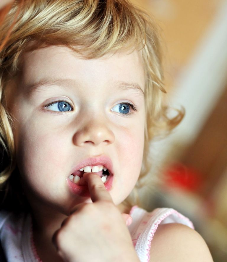 Как отучить ребенка брать все рот: советы педиатров и доктора комаровского