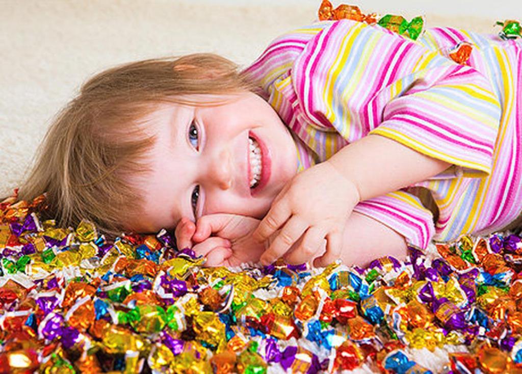 Можно ли давать детям сладкое: с какого возраста давать конфеты, польза и вред