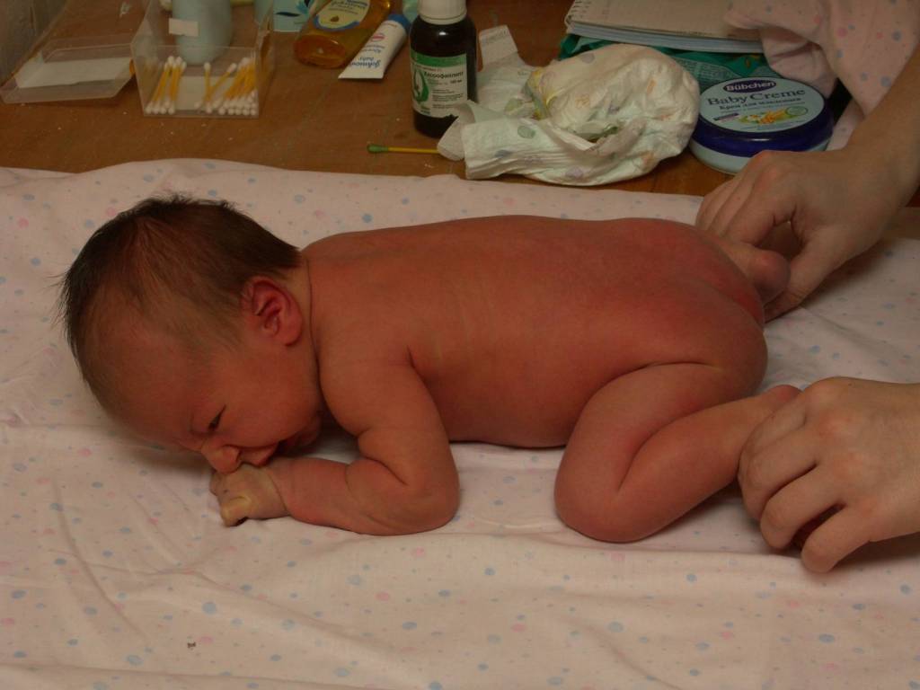 Когда и как можно выкладывать новорожденного на животик