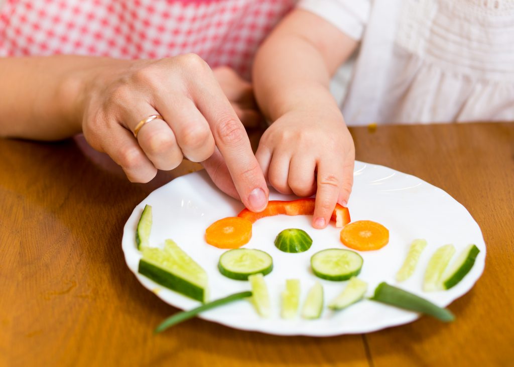Гениальная идея: как накормить ребенка, когда уговоры поесть на него не действуют