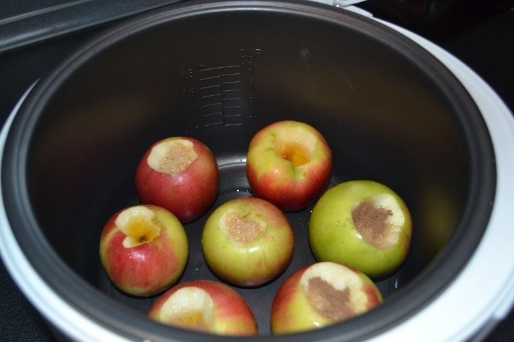 Как запечь яблоко в микроволновке, мультиварке или духовке для грудничка