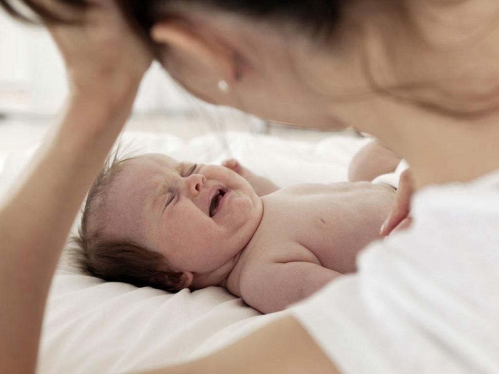 Новорождённый плохо спит ночью и днём: причины нарушения, что делать, советы по организации детского сна
