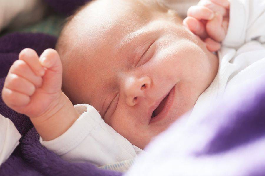 Когда новорожденный начинает видеть и слышать, через сколько дней после рождения